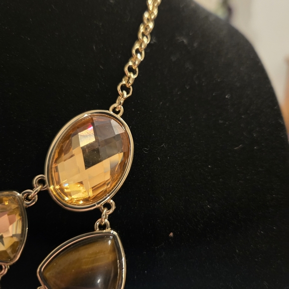 Elegant Gold Statement Necklace - Picture 3 of 6